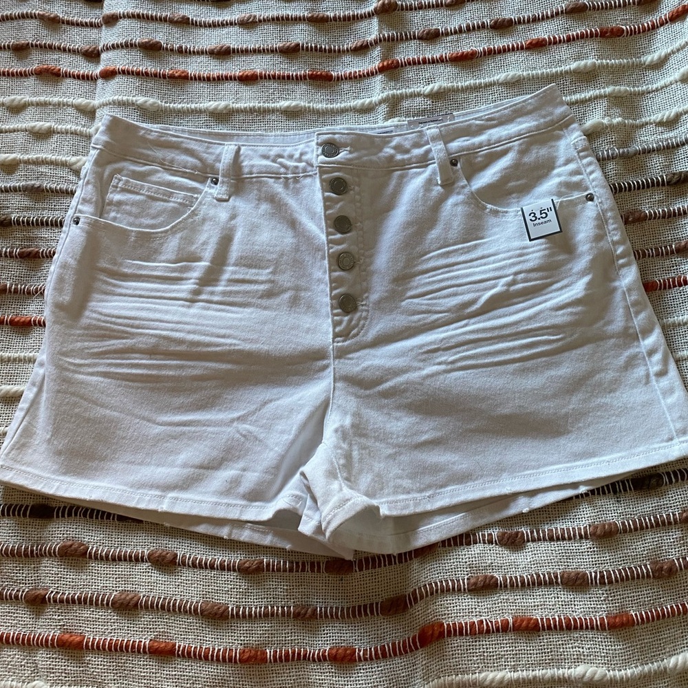 Time and Tru White Shorts Size 20